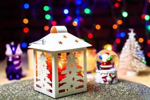 cupola di neve santa e decorazione lanterna di pino natalizio foto