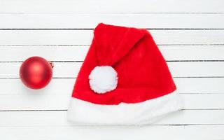 palla di Natale e cappello di Babbo Natale