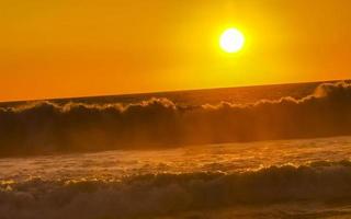 colorato d'oro tramonto grande onda e spiaggia puerto escondido Messico. foto