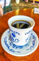 blu bianca tazza pentola con nero caffè di legno tavolo Messico.