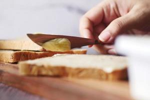 fresco burro diffusione su un' pane foto