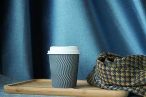 porta via la tazza di caffè di carta o sul tavolo del bar foto