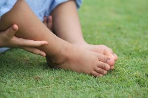 bambina che soffre di prurito della pelle, primo piano. foto