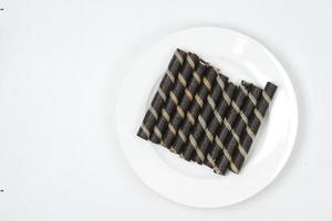 superiore Visualizza di wafer rotolo cioccolato su bianca sfondo foto
