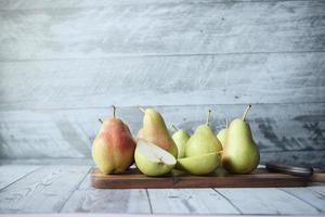 fetta di pere fresche sul tavolo da vicino foto