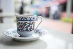 un' tazza di Turco caffè su tavolo all'aperto foto