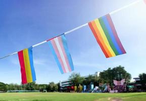 LGBTQ più bandiere erano sospeso su filo contro cielo blu su soleggiato giorno, morbido e selettivo messa a fuoco, concetto per LGBTQ più Genere celebrazioni nel orgoglio mese in giro il mondo. foto