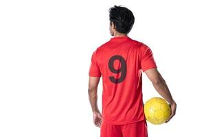 professionale calcio giocatore nel rosso formazione uniforme posa su un' bianca sfondo calcio concetto attivo. foto