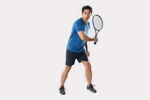 maschio tennis giocatore giocando tennis con sforzandosi per vittoria gesto. foto