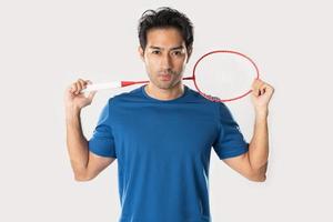 badminton giocatore indossare abbigliamento sportivo in piedi Tenere un' racchetta. foto