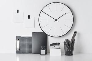 ufficio forniture, appiccicoso e il giro orologio su bianca foto