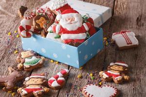 bellissimi biscotti di panpepato di Natale in una confezione regalo. horizonta foto