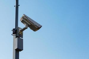 sicurezza telecamera su blu cielo sfondo. sicurezza Visualizza inviare foto