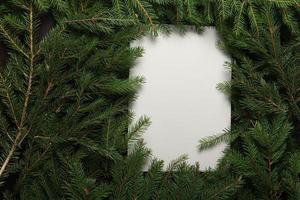 sfondo originale dell'albero di natale. biglietto di auguri di buon albero di natale. felice anno nuovo 2023 foto