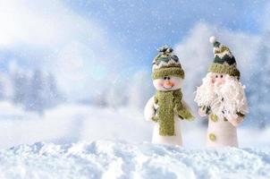 concetto di arrivo invernale con due pupazzi di neve foto
