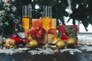 2023 contento nuovo anno, Natale celebrazione con Champagne occhiali, regali, pino albero, candela, palla decorazioni sfondo foto