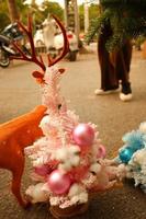 Natale nel inverno Festival, vero colorato Natale sfondi. scarpe, cervo, regalo scatole, neve alberi, d'oro coriandoli, contento giorno. foto