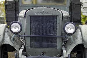 sovietico esercito camion urali verde camuffare. retrò camion, militare veicoli. davanti Visualizza di il logo e griglia, cappuccio e fari. Ucraina, kyiv - ottobre 9, 2022. foto