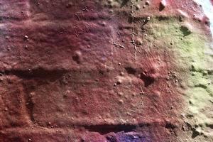 struttura di colorato graffiti dipingere su concreto e mattone muri nel rosso blu viola e argento foto