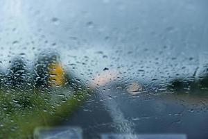 pioggia gocce su auto parabrezza. foto