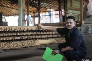 asiatico giovane uomo capo di legna azienda è controllo qualità foto