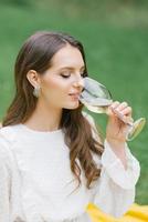 donna con un' bicchiere di vino sogni, contento ragazza potabile vini foto