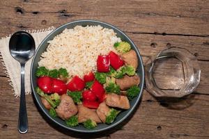 riso piatto pollo fritte e verdura broccoli Pepe foto