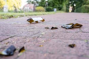 rotto bicchiere bottiglie su il strada dopo un' alunno liquore foto