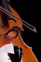 archetto su corda di violoncello, dettaglio in studio