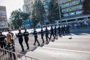 dnipro, Ucraina - 09.11.2021 cittadini celebrare città giorno. polizia ufficiali trasportare un' festivo bandiera. foto