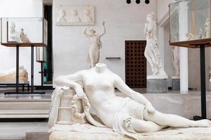 antonio canova collezione. classico sculture nel bianca marmo, galleria di capolavori foto