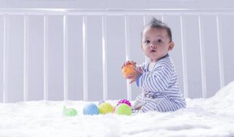 bambini bambini piccoli ragazze giocare giocattoli a casa, scuola materna o asilo. foto