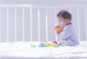 bambini bambini piccoli ragazze giocare giocattoli a casa, scuola materna o asilo. foto