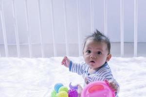 bambini bambini piccoli ragazze giocare giocattoli a casa, scuola materna o asilo. foto