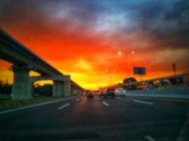 sfocato sfocato astratto sfondo di traffico marmellata a notte nel est Giacarta. il posteriore Visualizza, il rosso e giallo luci o il freno luci di il macchine siamo Su. foto