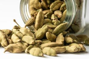 verde cardamomo baccelli rovesciato a partire dal un' vaso foto