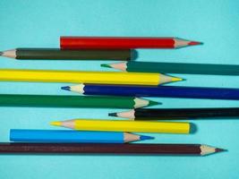 colorato di legno matite su colorato carta. affilato matite. disegno attrezzo. Accessori per creatività.
