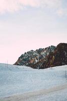 campo coperto di neve sotto il cielo bianco durante il giorno foto