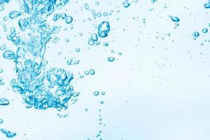 bolle nella priorità bassa dell'acqua blu foto