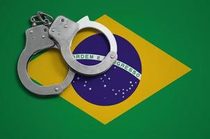 brasile bandiera e polizia manette. il concetto di crimine e reati nel il nazione foto