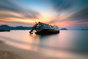 la nave si è capovolta sunrise phuket thailandia foto