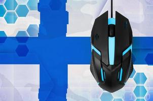 Finlandia bandiera e computer topo. concetto di nazione che rappresentano e-sport squadra foto