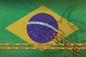 brasile bandiera e arancia covid-19 francobollo con confine nastro. coronavirus o 2019-ncov virus concetto foto
