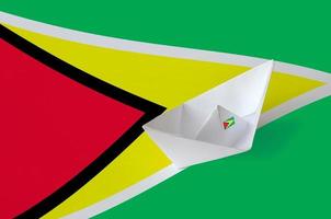 Guyana bandiera raffigurato su carta origami nave avvicinamento. fatto a mano arti concetto foto