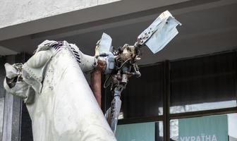 bruciato parti di il distrutto russo aria vigore combattere elicottero posteriore coccodrillo. il relitto di un' abbattuto elicottero. guerra nel Ucraina. rotto militare attacco elicottero avvicinamento. foto