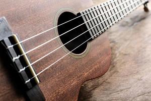 Close up ukulele su uno sfondo di legno vecchio foto