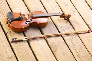 violino sul molo in legno. concetto di musica