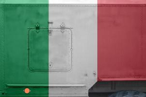 Italia bandiera raffigurato su lato parte di militare blindato camion avvicinamento. esercito forze concettuale sfondo foto