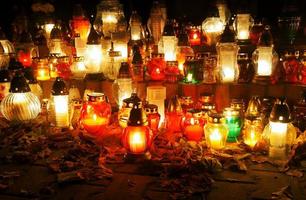 candele sulla tomba - la sera del giorno di tutti i santi foto