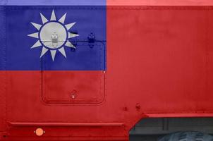 Taiwan bandiera raffigurato su lato parte di militare blindato camion avvicinamento. esercito forze concettuale sfondo foto